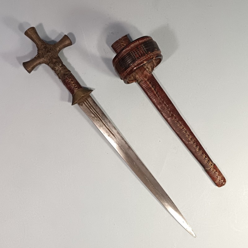 COUTEAU OU POIGNARD DE BRAS AFRICAIN TOUAREG OU PEUL TELEK OU GOZMA POIGNEE EN CROIX